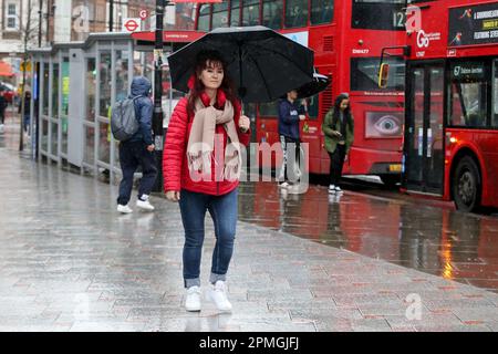 London, Großbritannien. 31. März 2023. Eine Frau hält einen Regenschirm, um sie vor dem Regen in London zu schützen. In den nächsten Tagen wird mit trockenem und warmem Wetter gerechnet. Kredit: SOPA Images Limited/Alamy Live News Stockfoto