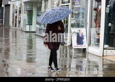 London, Großbritannien. 18. März 2023. Eine Frau hält einen Regenschirm, um sie vor dem Regen in London zu schützen. In den nächsten Tagen wird mit trockenem und warmem Wetter gerechnet. Kredit: SOPA Images Limited/Alamy Live News Stockfoto