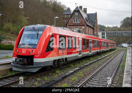 Kyllburg, Deutschland. 13. April 2023. Der Zugführer Rainer Becker steuert einen Zug der Klasse V T 620, der am Bahnhof Kyllburg als Sonderfahrt geparkt ist. Er fährt ihn auf der Premiere von Kyllburg nach Gerolstein nach der Flutkatastrophe im Juli 2021. Die Premiere war der Beginn der Zugfahrt auf dem Abschnitt der Eifel-Linie zwischen Kyllburg und Gerolstein. Die Züge der Eifel-Linie sollen ab April 17 wieder in Betrieb genommen werden. Dies bedeutet, dass ein weiterer Abschnitt der stark beschädigten Strecke wieder an das Schienennetz angeschlossen wird. Kredit: Harald Tittel/dpa/Alamy Live News Stockfoto