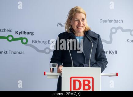 Gerolstein, Deutschland. 13. April 2023. Evelyn Palla, Vorstandsmitglied der Deutschen Bahn Regional Transport, spricht am Bahnhof Gerolstein, nachdem sie auf einer Sonderreise von Kyllburg nach Gerolstein in einem erstklassigen Eisenbahnwaggon gefahren ist. Die Premiere war der Beginn der Zugfahrt auf dem Abschnitt der Eifel-Linie zwischen Kyllburg und Gerolstein. Ab April 17 sollen die Züge wieder auf der Eifel-Linie verkehren. Dies bedeutet, dass ein weiterer Abschnitt der stark beschädigten Strecke wieder an das Schienennetz angeschlossen wird. Kredit: Harald Tittel/dpa/Alamy Live News Stockfoto