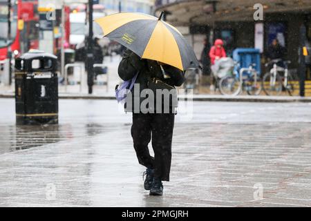 London, Großbritannien. 31. März 2023. Ein Mann hält einen Schirm, um sie vor dem Regen in London zu schützen. In den nächsten Tagen wird mit trockenem und warmem Wetter gerechnet. (Foto: Steve Taylor/SOPA Images/Sipa USA) Guthaben: SIPA USA/Alamy Live News Stockfoto