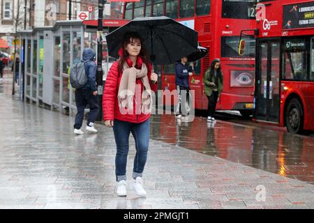 London, Großbritannien. 31. März 2023. Eine Frau hält einen Regenschirm, um sie vor dem Regen in London zu schützen. In den nächsten Tagen wird mit trockenem und warmem Wetter gerechnet. (Foto: Steve Taylor/SOPA Images/Sipa USA) Guthaben: SIPA USA/Alamy Live News Stockfoto