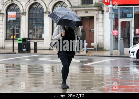 London, Großbritannien. 31. März 2023. Eine Frau hält einen Regenschirm, um sie vor dem Regen in London zu schützen. In den nächsten Tagen wird mit trockenem und warmem Wetter gerechnet. (Foto: Steve Taylor/SOPA Images/Sipa USA) Guthaben: SIPA USA/Alamy Live News Stockfoto