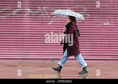 London, Großbritannien. 18. März 2023. Eine Frau hält einen Regenschirm, um sie vor dem Regen in London zu schützen. In den nächsten Tagen wird mit trockenem und warmem Wetter gerechnet. (Foto: Steve Taylor/SOPA Images/Sipa USA) Guthaben: SIPA USA/Alamy Live News Stockfoto