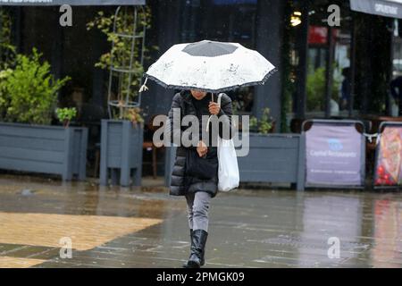 London, Großbritannien. 31. März 2023. Eine Frau hält einen Regenschirm, um sie vor dem Regen in London zu schützen. In den nächsten Tagen wird mit trockenem und warmem Wetter gerechnet. (Foto: Steve Taylor/SOPA Images/Sipa USA) Guthaben: SIPA USA/Alamy Live News Stockfoto