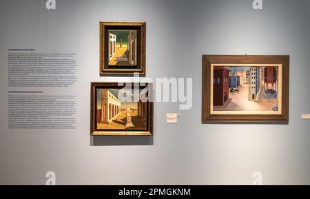 Gemälde des italienischen Künstlers Luigi Gigiotti Zanini und des Künstlers Giorgio de Chirico in einer Ausstellung im MART Museum - Rovereto, Trient, Italien Stockfoto