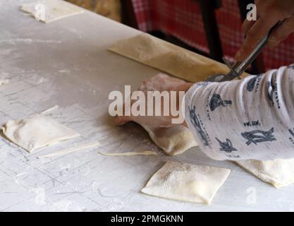 Eine Frau, die Börek in einem Restaurant in Büyük Han, Nikosia, Zypern macht. Börek ist ein gebackenes oder frittiertes Gebäck, gefüllt mit verschiedenen Zutaten. Stockfoto