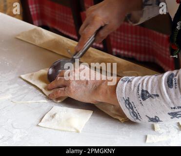 Eine Frau, die Börek in einem Restaurant in Büyük Han, Nikosia, Zypern macht. Börek ist ein gebackenes oder frittiertes Gebäck, gefüllt mit verschiedenen Zutaten. Stockfoto