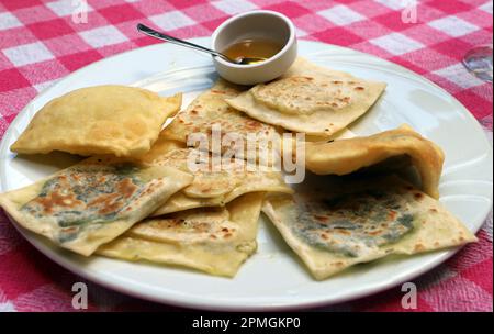 Börek in einem Restaurant in der Büyük Han, Nikosia, Zypern. Börek ist ein gebackenes oder frittiertes Gebäck, gefüllt mit verschiedenen Zutaten. Stockfoto