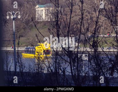 19. April 2019 - Moskau, Russland: Ein sehr hübsches gelbes Schiff auf dem Moskauer Frühling Stockfoto