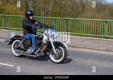 1995 90s Neunziger HARLEY DAVIDSON V Twin Blue Motorcycle Cruiser Benzinmotor 1340cc; Überquerung der Autobahnbrücke M61 in Greater Manchester, Großbritannien Stockfoto