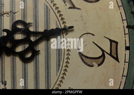 Gesicht der antiken Uhr, Hand um drei Uhr, extrem Nahaufnahme Makroansicht Stockfoto