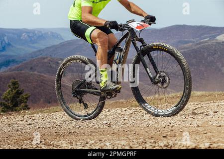 Jalta, Russland - 2. Mai 2021: Männlicher Radfahrer, der Mountainbike bergauf fährt. Santic Kleidung Radfahren, Spezialfahrrad, Roval Räder, Stockfoto