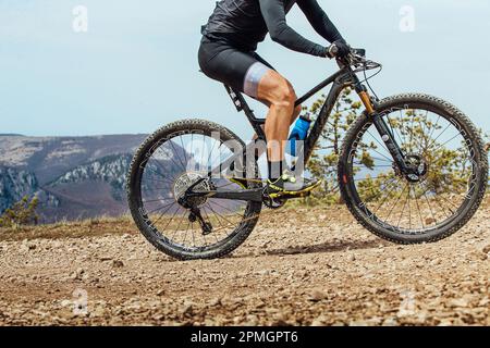 Jalta, Russland - 2. Mai 2021: Radfahrer fahren bergauf mit dem Mountainbike. Schwalbe-Reifen, Nextie-Karbonräder, Scott Sportschuhe Stockfoto