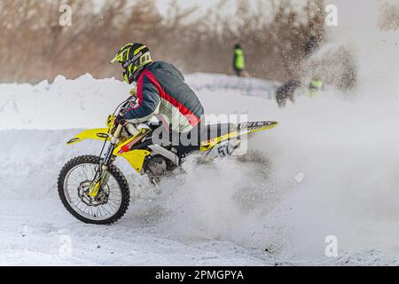 Kopeysk, Russland - 01. Januar 2016: motocross-Fahrer fahren Motorradrennen im Winter, Bike Suzuki, Ski-Doo-Schutzbrille Stockfoto
