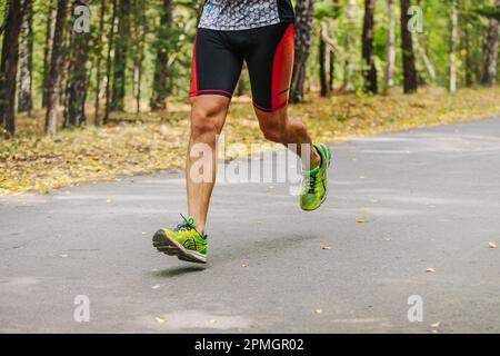 Chelyabinsk Russland 11. September 2016 Beine Laufer in Laufschuhen Mizuno und Kompressionssocken Cep in City Marathon Stockfotografie Alamy