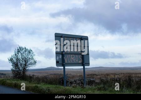 Ein Schild in Dartmoor mit den Worten „Fear is the Virus“, das nach der weltweiten Covid-19-Pandemie am 28. Oktober 2022 graffisiert wurde. SMP-Nachrichten Stockfoto