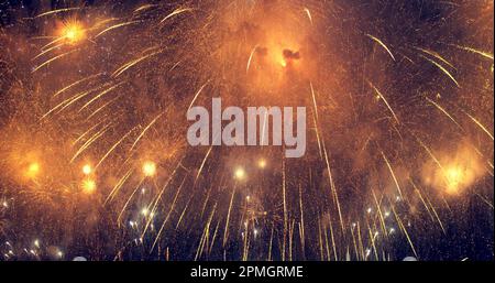 Silvester-Feuerwerk-Festveranstaltung Schleife nahtlos mit echtem Feuerwerk-Hintergrund mit abstrakter mehrfarbiger großer leuchtender Feuerwerksshow w Stockfoto