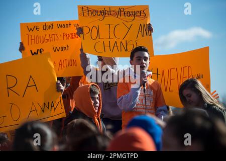 USA: 14. März 2018: Schüler der Seneca Ridge Middle School in Sterling Virginia verließen heute als eine von Tausenden von Schülern die Klasse Stockfoto