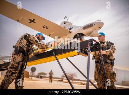 Gao, Mali. 13. April 2023. Soldaten der deutschen Streitkräfte überprüfen eine Luna-Drohne im Lager Castor der deutschen Streitkräfte. Seit Dezember 2022 hat die Bundeswehr keine Genehmigung mehr zum Fliegen einer Drohne erhalten. Die deutsche Regierung will die mehr als 1100 Männer und Frauen, die derzeit in der UN-Mission Minusma tätig sind, bis Mai 2024 zurückziehen. Kredit: Michael Kappeler/dpa/Alamy Live News Stockfoto