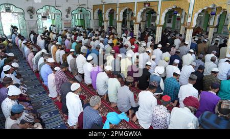 24. März 2022, Beawar, Rajasthan, Indien: Indische muslimische Anhänger bieten am ersten freitag im heiligen Monat des Ramadan in der Jama-Moschee in Beawar „Zuhr“ (Nachmittag) Namaz an. Ramadan, auch bekannt als Ramzan, Ramazan oder Ramzaan, ist der heiligste Monat im Islam und der neunte Monat des islamischen Kalenders, der von Muslimen mit viel Pomp und Pracht gefeiert wird. Während dieser Zeit verzichten Moslems auf Essen, Trinken, Rauchen und böse Gedanken und Handlungen von morgens bis abends, während sie zwischen Sonnenaufgang und Sonnenuntergang eine Geschwindigkeit beobachten und sie dann mit Familie und Freunden brechen, die zusammenkommen und ein m essen Stockfoto