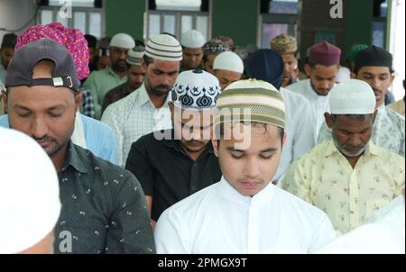 24. März 2022, Beawar, Rajasthan, Indien: Indische muslimische Anhänger bieten am ersten freitag im heiligen Monat des Ramadan in der Jama-Moschee in Beawar „Zuhr“ (Nachmittag) Namaz an. Ramadan, auch bekannt als Ramzan, Ramazan oder Ramzaan, ist der heiligste Monat im Islam und der neunte Monat des islamischen Kalenders, der von Muslimen mit viel Pomp und Pracht gefeiert wird. Während dieser Zeit verzichten Moslems auf Essen, Trinken, Rauchen und böse Gedanken und Handlungen von morgens bis abends, während sie zwischen Sonnenaufgang und Sonnenuntergang eine Geschwindigkeit beobachten und sie dann mit Familie und Freunden brechen, die zusammenkommen und ein m essen Stockfoto