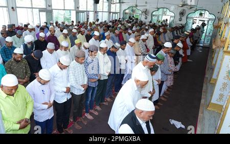 24. März 2022, Beawar, Rajasthan, Indien: Indische muslimische Anhänger bieten am ersten freitag im heiligen Monat des Ramadan in der Jama-Moschee in Beawar „Zuhr“ (Nachmittag) Namaz an. Ramadan, auch bekannt als Ramzan, Ramazan oder Ramzaan, ist der heiligste Monat im Islam und der neunte Monat des islamischen Kalenders, der von Muslimen mit viel Pomp und Pracht gefeiert wird. Während dieser Zeit verzichten Moslems auf Essen, Trinken, Rauchen und böse Gedanken und Handlungen von morgens bis abends, während sie zwischen Sonnenaufgang und Sonnenuntergang eine Geschwindigkeit beobachten und sie dann mit Familie und Freunden brechen, die zusammenkommen und ein m essen Stockfoto