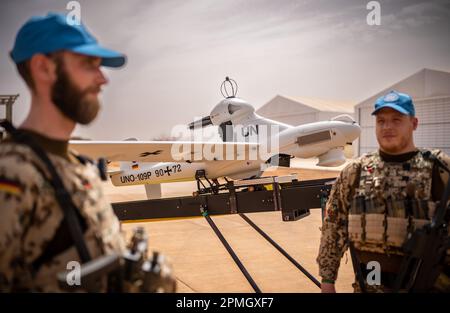 Gao, Mali. 13. April 2023. Soldaten der deutschen Streitkräfte überprüfen eine Luna-Drohne im Lager Castor der deutschen Streitkräfte. Seit Dezember 2022 hat die Bundeswehr keine Genehmigung mehr zum Fliegen einer Drohne erhalten. Die deutsche Regierung will die mehr als 1100 Männer und Frauen, die derzeit in der UN-Mission Minusma tätig sind, bis Mai 2024 zurückziehen. Kredit: Michael Kappeler/dpa/Alamy Live News Stockfoto