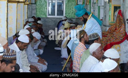 24. März 2022, Beawar, Rajasthan, Indien: Indische muslimische Anhänger bieten am ersten freitag im heiligen Monat des Ramadan in der Jama-Moschee in Beawar „Zuhr“ (Nachmittag) Namaz an. Ramadan, auch bekannt als Ramzan, Ramazan oder Ramzaan, ist der heiligste Monat im Islam und der neunte Monat des islamischen Kalenders, der von Muslimen mit viel Pomp und Pracht gefeiert wird. Während dieser Zeit verzichten Moslems auf Essen, Trinken, Rauchen und böse Gedanken und Handlungen von morgens bis abends, während sie zwischen Sonnenaufgang und Sonnenuntergang eine Geschwindigkeit beobachten und sie dann mit Familie und Freunden brechen, die zusammenkommen und ein m essen Stockfoto