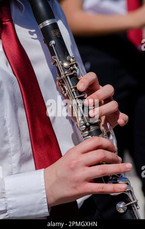 Nahaufnahme der Hände eines Mädchens, die Klarinette spielen, Musik lernen Stockfoto