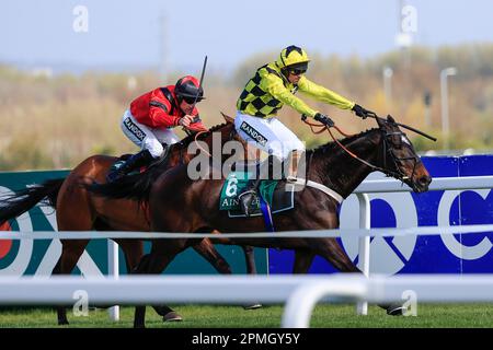 Shishkin Ride by Nico de Boinville (gelb und schwarz) gewinnt die Alder Hey Aintree Bowl während des Randox Grand National Festivals 2023 Opening Day auf der Rennbahn Aintree, Liverpool, Großbritannien, 13. April 2023 (Foto von Conor Molloy/News Images) Stockfoto