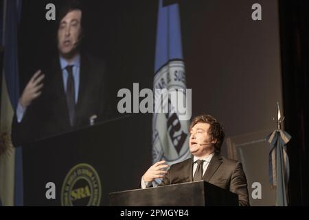 Buenos Aires, Argentinien. 12. April 2023. Die Präsidentschaftsvorkandidaten Patricia Bullrich, Horacio Rodriguez Larreta, Gerardo Morales, Javier Milei, Miguel Ángel Pichetto und Juan Schiaretti erläutern ihre Vorschläge für den ländlichen Sektor. Der aktuelle nationale Deputy Javier Milei hält seine Rede bei der Versammlung. (Foto: Esteban Osorio/Pacific Press) Kredit: Pacific Press Media Production Corp./Alamy Live News Stockfoto