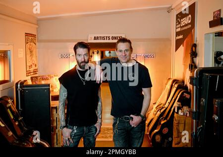 Berlin, Deutschland. 13. April 2023. Die Musiker Alec Völke alias „Boss Burns“ (r) und Sascha Vollmer alias „Hoss Power“ der Band „The BossHoss“ am Rande eines Dpa-Interviews. Kredit: Britta Pedersen/dpa/Alamy Live News Stockfoto