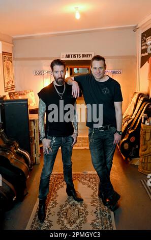 Berlin, Deutschland. 13. April 2023. Die Musiker Alec Völke alias „Boss Burns“ (r) und Sascha Vollmer alias „Hoss Power“ der Band „The BossHoss“ am Rande eines Dpa-Interviews. Kredit: Britta Pedersen/dpa/Alamy Live News Stockfoto