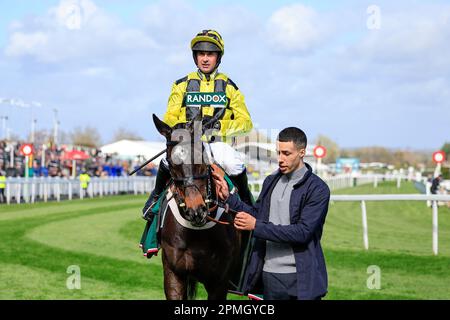 Shishkin fuhr von Nico de Boinville, nachdem er während des Randox Grand National Festival 2023 Opening Day am 13. April 2023 die Alder Hey Aintree Bowl gewann (Foto von Conor Molloy/News Images) Stockfoto