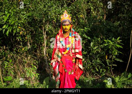 Dhaka, Dhaka, Bangladesch. 13. April 2023. Hindu-Anhänger mit Körpermalerei im Rahmen des jährlichen Chaitra Sankranti Folk Festivals Charak Puja in Sreemangal, Bangladesch. (Kreditbild: © Abu Sufian Jewel/ZUMA Press Wire) NUR REDAKTIONELLE VERWENDUNG! Nicht für den kommerziellen GEBRAUCH! Stockfoto