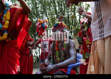 Dhaka, Dhaka, Bangladesch. 13. April 2023. Hindu-Anhänger mit Körpermalerei im Rahmen des jährlichen Chaitra Sankranti Folk Festivals Charak Puja in Sreemangal, Bangladesch. (Kreditbild: © Abu Sufian Jewel/ZUMA Press Wire) NUR REDAKTIONELLE VERWENDUNG! Nicht für den kommerziellen GEBRAUCH! Stockfoto