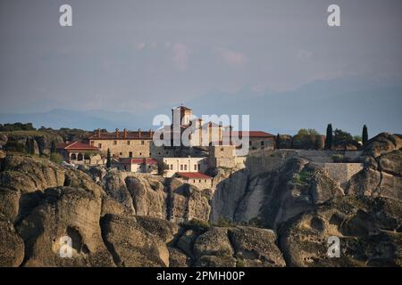 Blick auf das Heilige Kloster von St. Stephen, Meteora bei Sonnenuntergang im Frühling Stockfoto