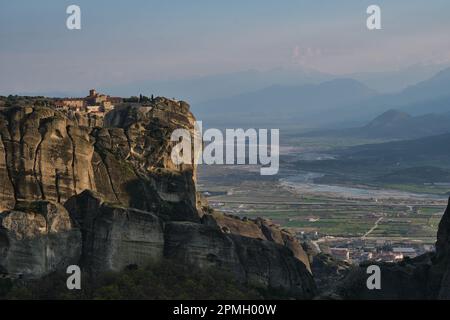 Blick auf das Heilige Kloster St. Stephen, Meteora bei Sonnenuntergang im Frühling Stockfoto