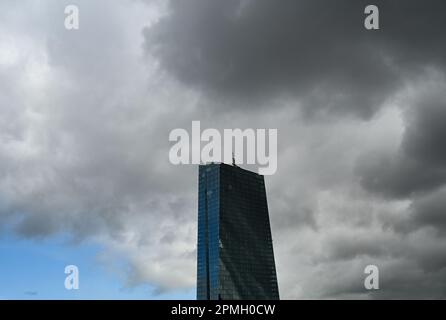 PRODUKTION - 13. April 2023, Hessen, Frankfurt/Main: Bei Regen gleiten die Wolken über den Sitz der Europäischen Zentralbank (EZB) im Osten der Stadt. Foto: Arne Dedert/dpa Stockfoto