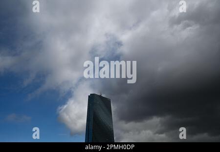 PRODUKTION - 13. April 2023, Hessen, Frankfurt/Main: Bei Regen gleiten die Wolken über den Sitz der Europäischen Zentralbank (EZB) im Osten der Stadt. Foto: Arne Dedert/dpa Stockfoto