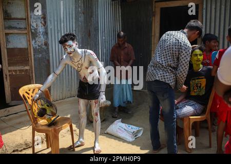 Dhaka, Dhaka, Bangladesch. 13. April 2023. Hindu-Anhänger mit Körpermalerei im Rahmen des jährlichen Chaitra Sankranti Folk Festivals Charak Puja in Sreemangal, Bangladesch. (Kreditbild: © Abu Sufian Jewel/ZUMA Press Wire) NUR REDAKTIONELLE VERWENDUNG! Nicht für den kommerziellen GEBRAUCH! Stockfoto