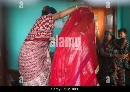 Dhaka, Dhaka, Bangladesch. 13. April 2023. Hindu-Anhänger mit Körpermalerei im Rahmen des jährlichen Chaitra Sankranti Folk Festivals Charak Puja in Sreemangal, Bangladesch. (Kreditbild: © Abu Sufian Jewel/ZUMA Press Wire) NUR REDAKTIONELLE VERWENDUNG! Nicht für den kommerziellen GEBRAUCH! Stockfoto