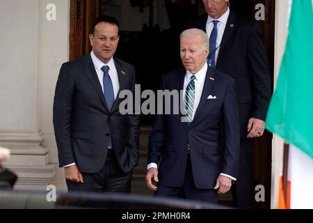 US-Präsident Joe Biden mit Taoiseach Leo Varadkar verlässt Farmleigh House, Dublin, am dritten Tag seines Besuchs auf der Insel Irland. Foto: Donnerstag, 13. April 2023. Stockfoto