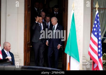 US-Präsident Joe Biden mit Taoiseach Leo Varadkar verlässt Farmleigh House, Dublin, am dritten Tag seines Besuchs auf der Insel Irland. Foto: Donnerstag, 13. April 2023. Stockfoto
