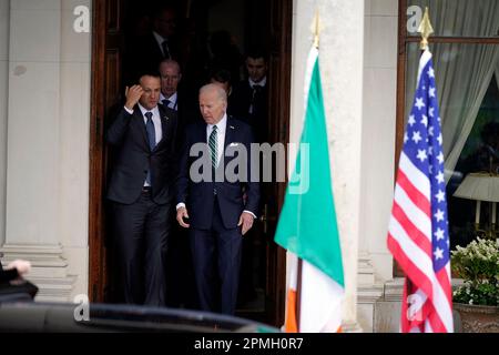 US-Präsident Joe Biden mit Taoiseach Leo Varadkar verlässt Farmleigh House, Dublin, am dritten Tag seines Besuchs auf der Insel Irland. Foto: Donnerstag, 13. April 2023. Stockfoto
