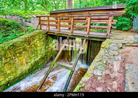 Der alte Holzdamm mit Fußgängerbrücke auf einem kleinen Fluss im Sofiyivsky Park, Uman, Ukraine Stockfoto