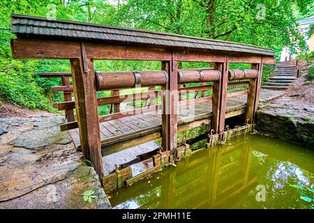 Der alte Holzdamm mit Fußgängerbrücke auf einem kleinen Fluss im Sofiyivsky Park, Uman, Ukraine Stockfoto