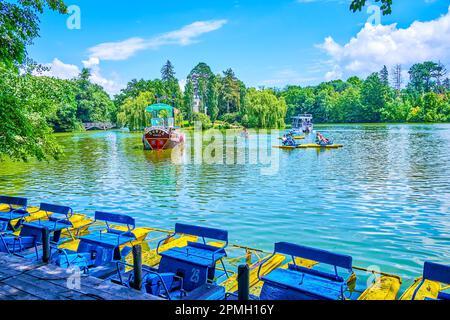 UMAN, UKRAINE - 16. JUNI 2021: Aktivität am oberen See im Sofiyivka-Park, am 16. Juni in Uman, Ukraine Stockfoto