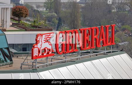 Belgrad, Serbien - 09. April 2023: Großes 3D Red Sign Generali Italian Insurance Group Office Top. Stockfoto